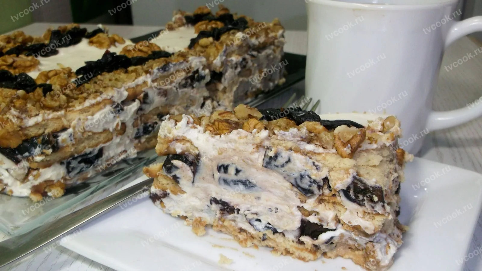Торт без выпечки с черносливом и орехами