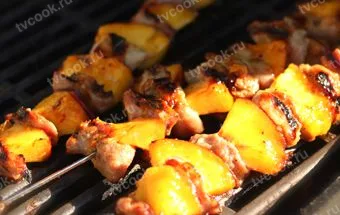 Шашлык из свинины с ананасами – сочный, кисло-сладкий