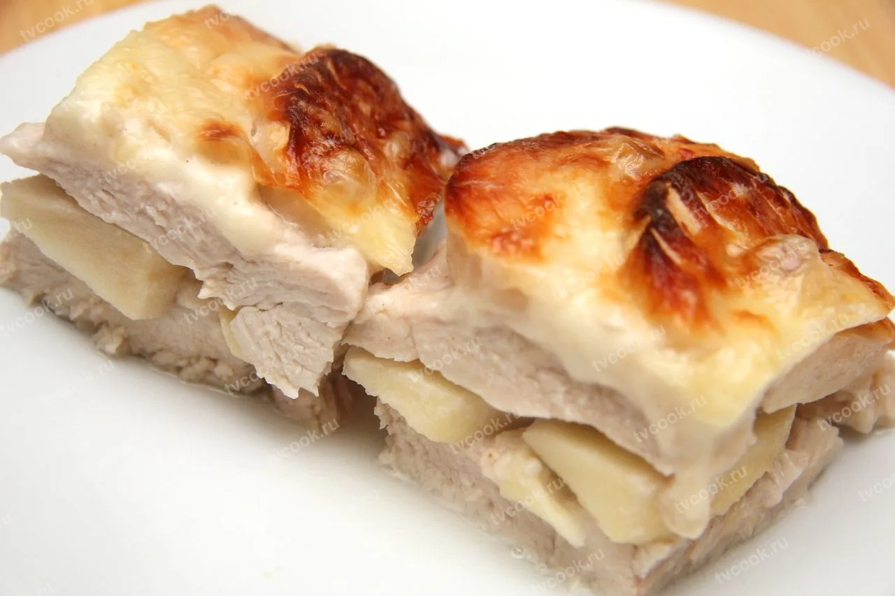 Куриная грудка с яблоками в сливках