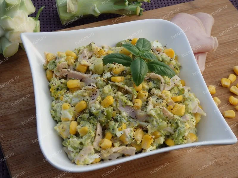 Салат из брокколи с яйцом и кукурузой
