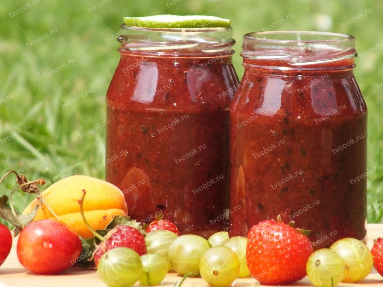 Варенье из крыжовника с клубникой