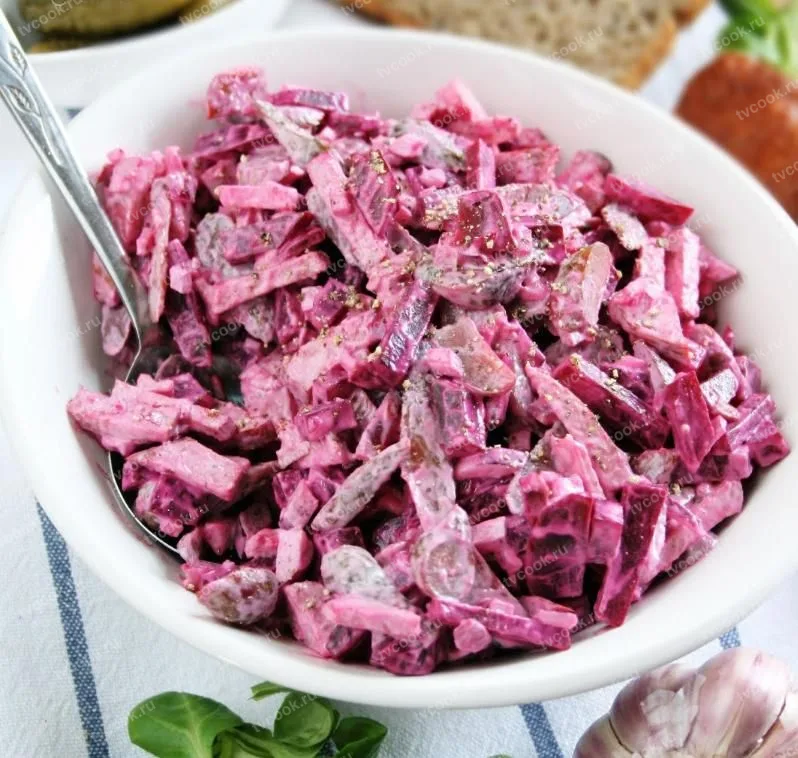 Салат со свёклой и колбасой