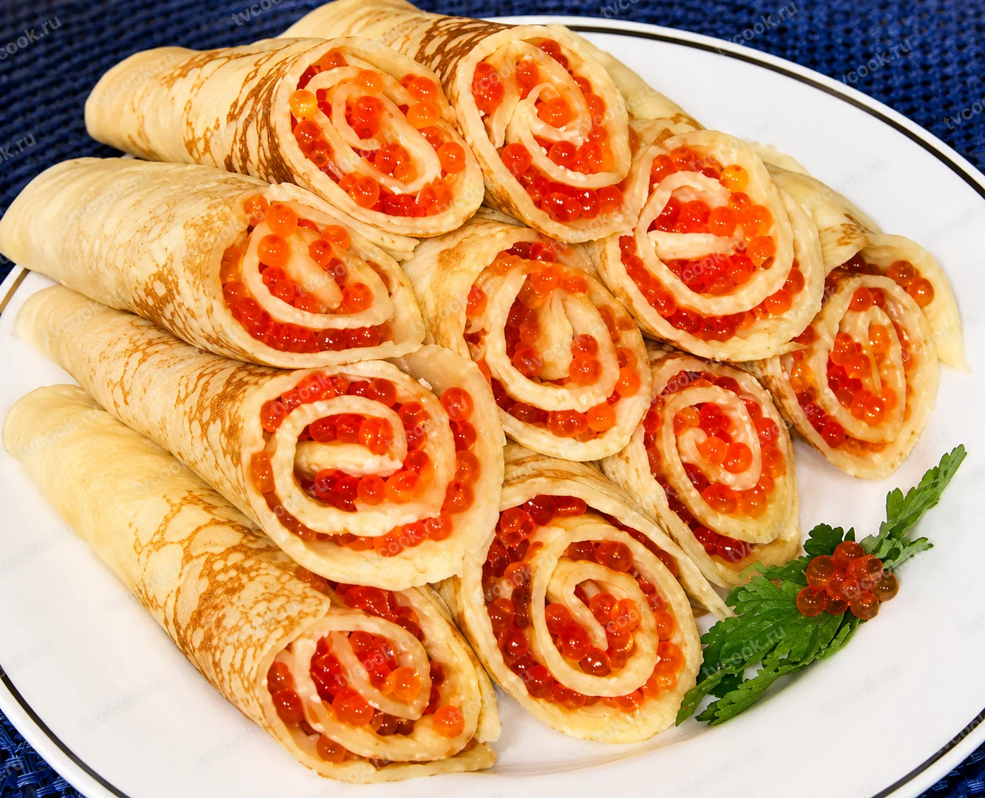 Блины дрожжевые с красной икрой на молоке – масленичная классика
