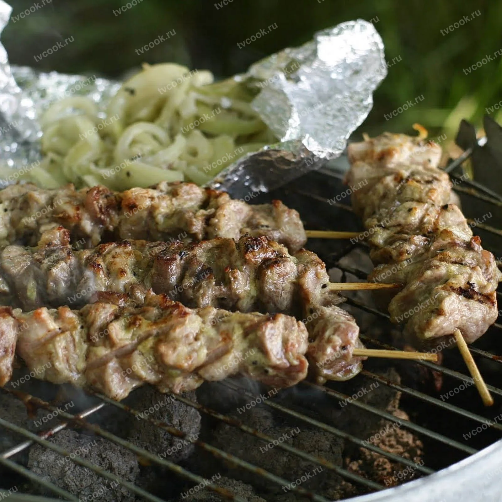 Шашлык из свинины с киви – быстрый маринад за час