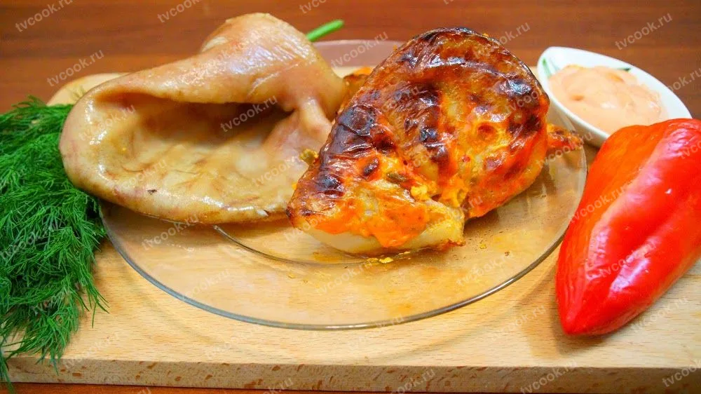 Салат из свиных ушей с перцем и огурцом – острая закуска