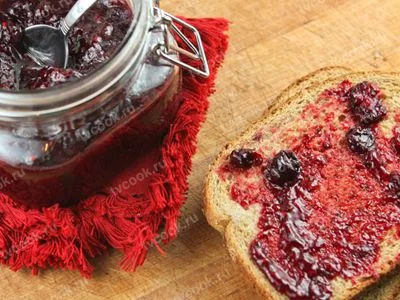 Ягодный джем из клубники, малины, черники и ежевики