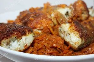 Минтай, тушённый с морковью и луком