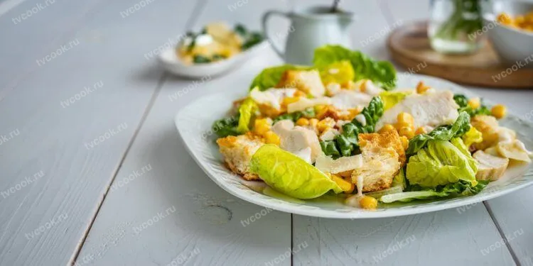 Салат «Цезарь» с кукурузой
