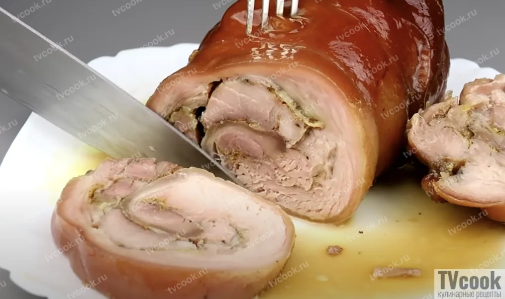 Свиная рулька без кости, запечённая в духовке с чесноком и специями