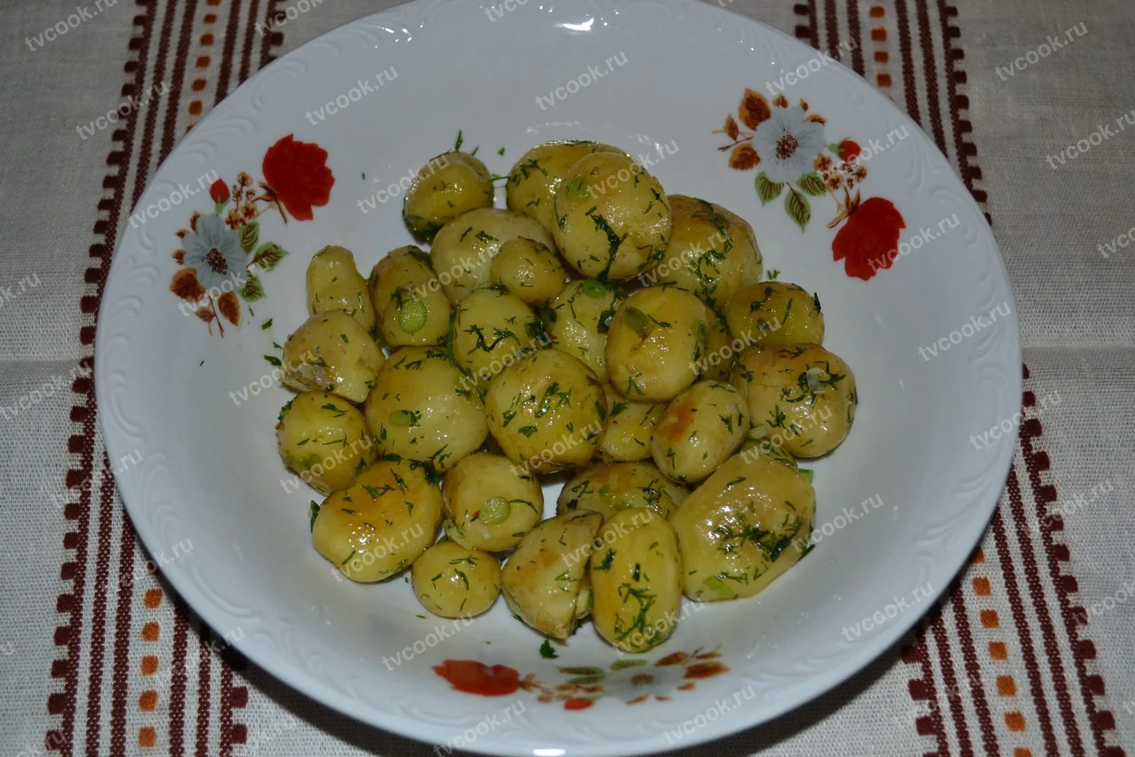 Молодая картошка с укропом и чесноком