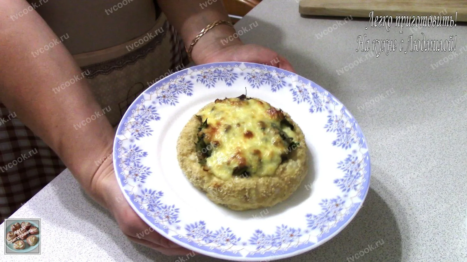 Мясные ватрушки с грибами и сыром
