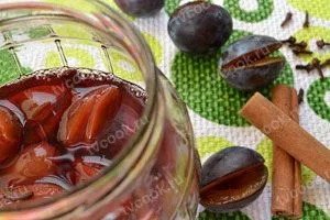 Компот сливовый с вином