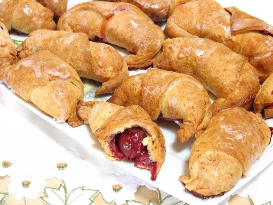 Круассаны с вишней из слоёного теста