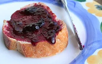 Сырое варенье из чёрной смородины (без варки)