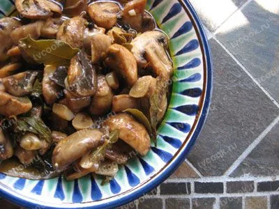 Маслята на зиму – классический маринад с чесноком