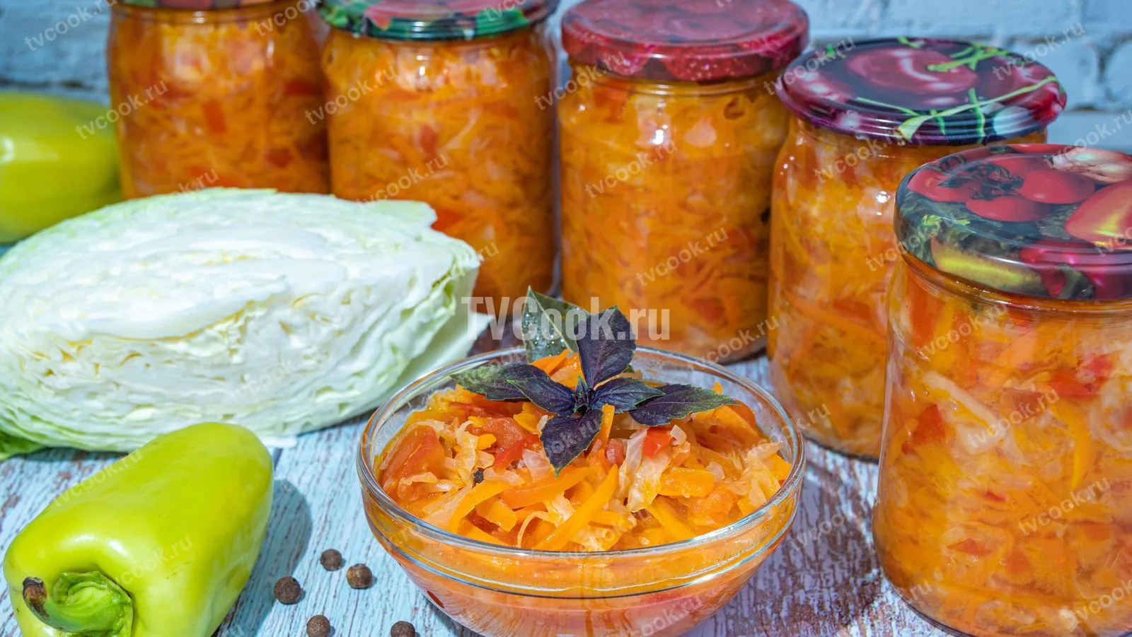 Овощной салат с капустой и помидорами на зиму