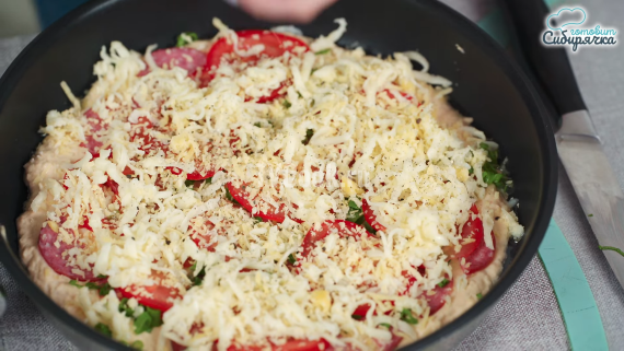 Пицца с сервелатом и томатами с сыром на сковороде — пошаговый рецепт с фото и видео