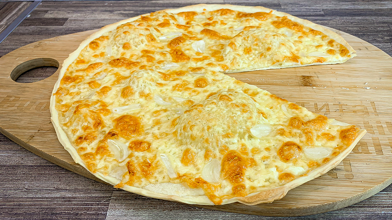 Чесночная пицца с сыром на тонком тесте 🍕 Рецепт пиццы в духовке 🍕 Тесто для пиццы без дрожжей