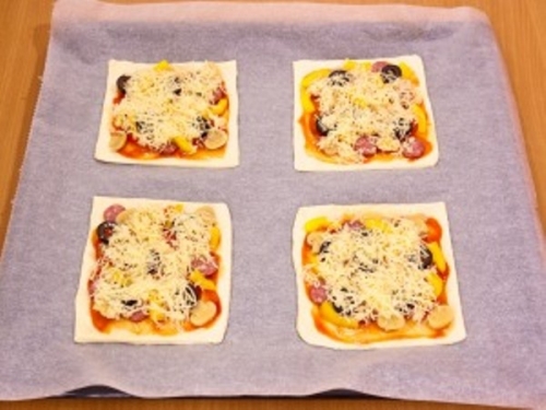 Пошаговый рецепт с фото пиццы на слоеном тесте с колбасой салями, перцем, помидорами и сыром