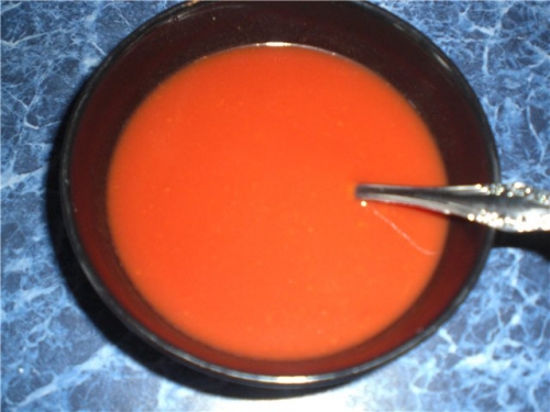 Ингредиенты для кетчупа из томатной пасты с чесноком