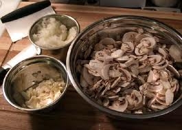 Закусочный торт с курицей и грибами на крекерах: как приготовить универсальное блюдо