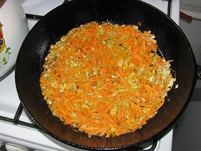 2. Салат с яичными блинчиками, колбасой и огурцами