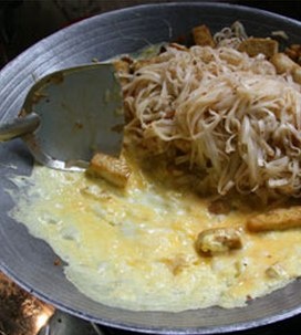 Рисовая лапша с курицей и соусом 