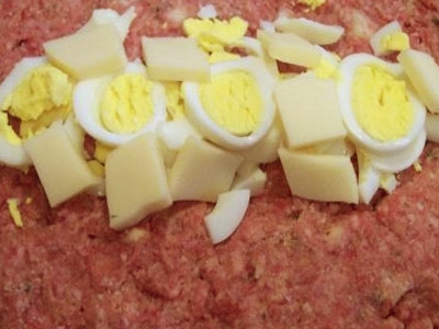 Мясной рулет с яйцом в духовке