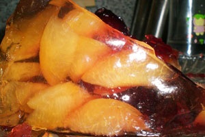 Салат с консервированными персиками