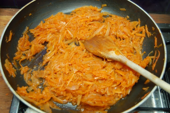 Рыба под майонезом с луком и морковью