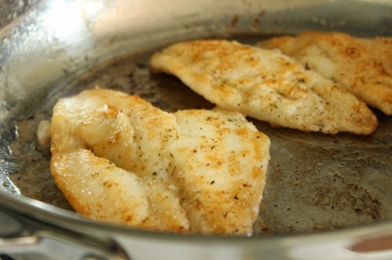 Как приготовить Рыба с подливкой на сковороде просто рецепт пошаговый
