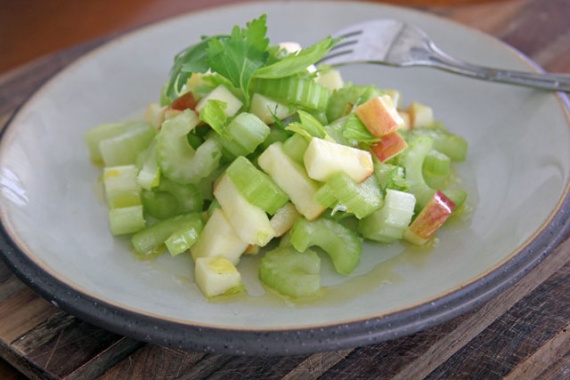 Легкий салат с сельдереем яблоком и морковью