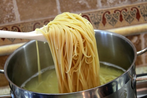 Спагетти из цуккини с песто и томатами черри