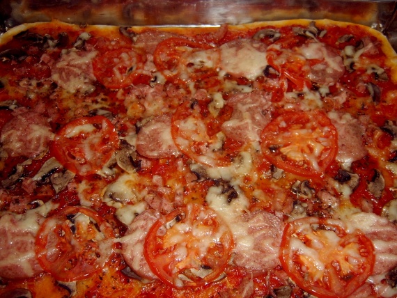 Пицца с сыром моцарелла, колбасой, грибами и помидорами рецепт