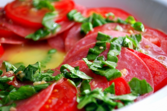 Как приготовить рецепт Салат с копченой колбасой, помидорами и сыром