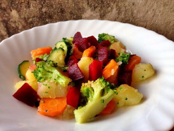 Салат из вареных овощей и стручковой фасоли