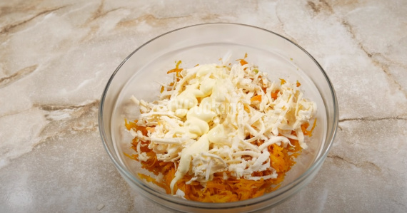 Как приготовить яичный рулет с чесноком и сыром на сковороде