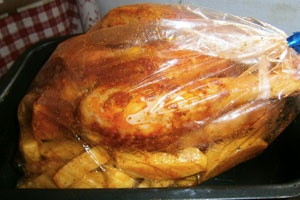 Курица, запеченная целиком с картошкой в рукаве