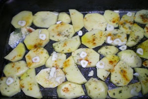 Сёмга, запечённая с луком и картофелем, постный стол