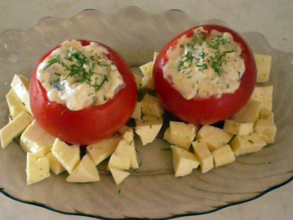 Фаршированные помидоры с сыром и чесноком