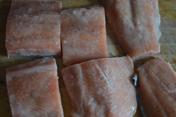 Стейк из лосося под сливочным соусом с укропом