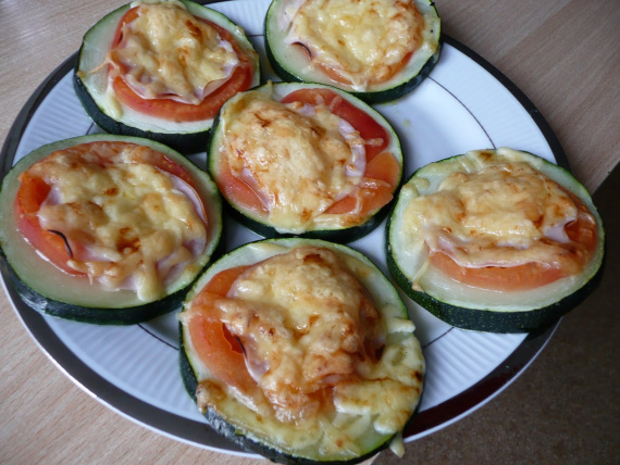 Тушеные кабачки с чесноком и майонезом и помидорами и сыром