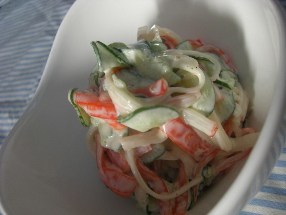 Классический крабовый салат с огурцом