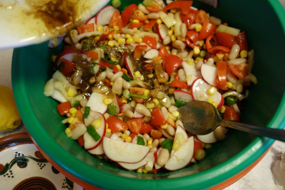 Салат весенний с фасолью,тунцом и овощами.