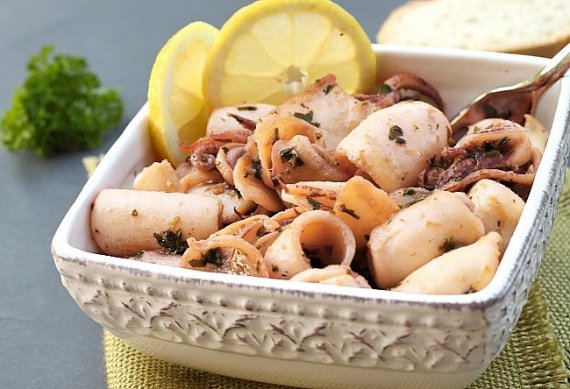 2. Жареные кальмары с луком и соевым соусом