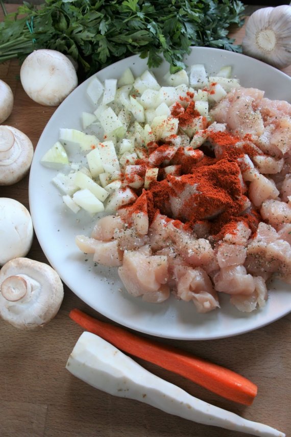 Макароны в томатном соусе с курицей и грибами
