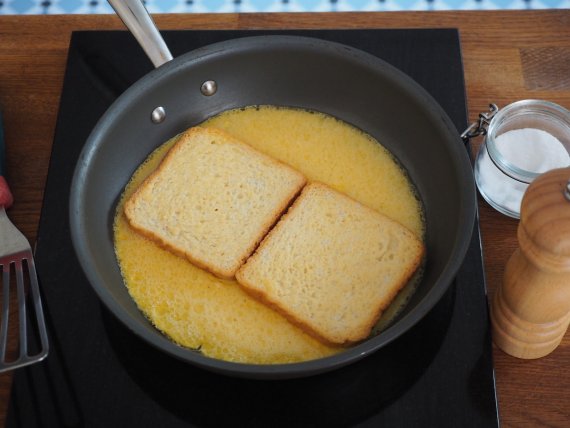 Как приготовить Пышный омлет на сковороде с молоком и колбасой рецепт пошагово