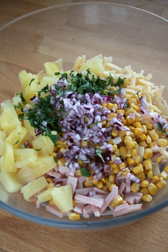 Вкусный рецепт: Салат с ветчиной, ананасами, сыром