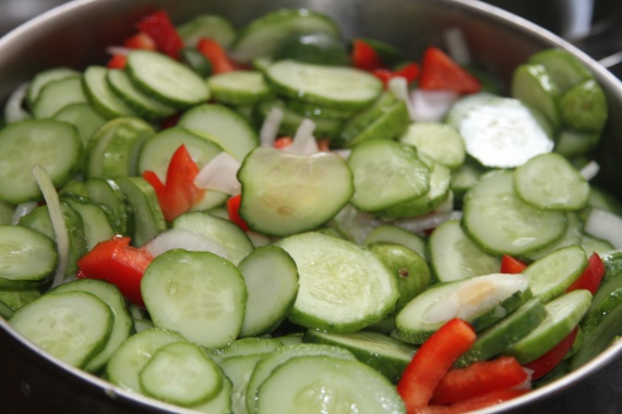 Салат из огурцов и болгарского перца на зиму без стерилизации