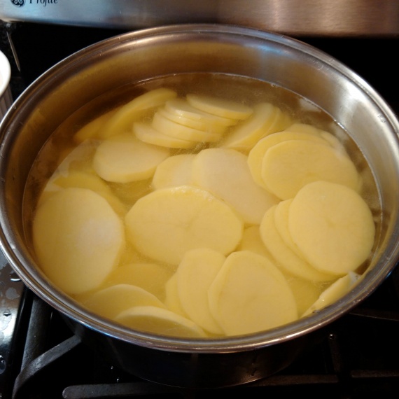 Запеченный картофель с помидорами - сытное и вкусное блюдо
